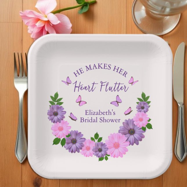 Er macht ihr Herz-Flattern-Brautparty Pappteller (Von Creator hochgeladen)