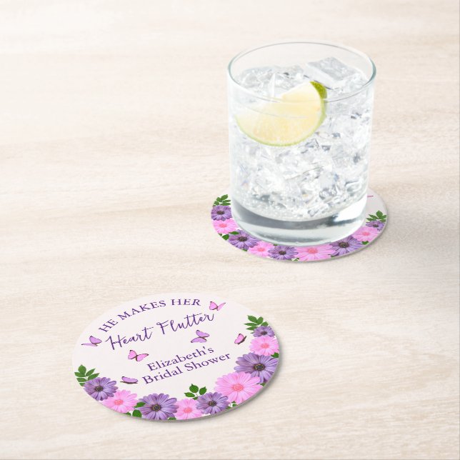 Er macht ihr Herz-Flattern-Brautparty Runder Pappuntersetzer (Vor Ort)
