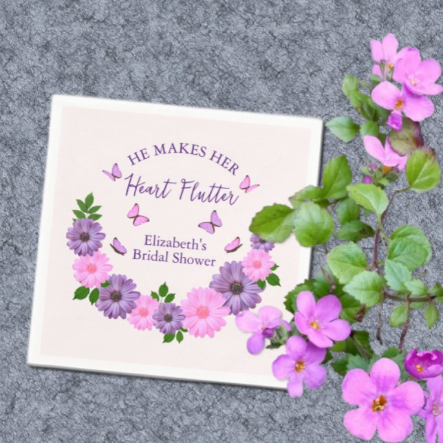 Er macht ihr Herz-Flattern-Brautparty Serviette (Von Creator hochgeladen)