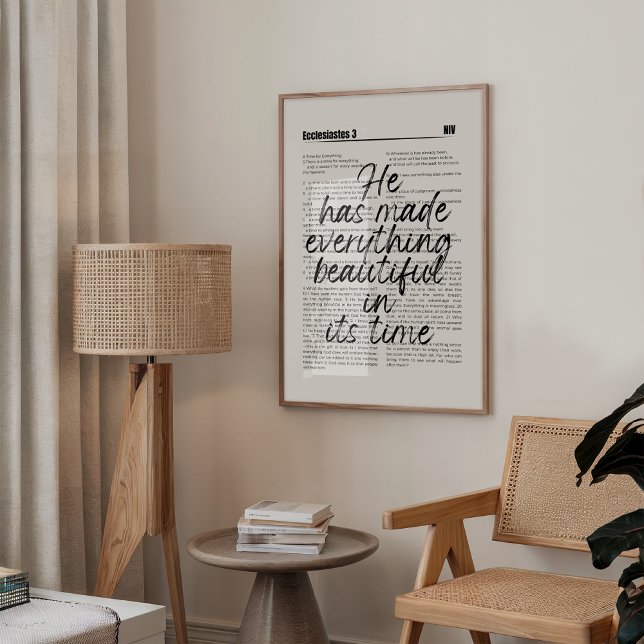 Er machte alles schön drucken poster (Minimalist Christian wall art featuring Ecclesiastes 3 in elegant black bold typography. )