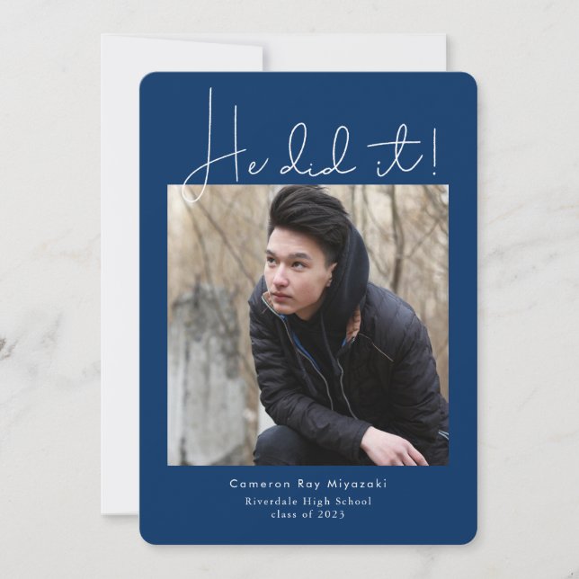 Er machte es mit dem modernen Abschluss Foto Ankündigung (Vorderseite)