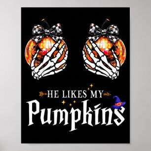Er mag meine Kürbisse Skelett-Hand-Halloween-Paar Poster