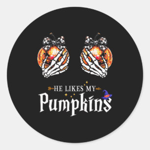 Er mag meine Kürbisse Skelett Hand Halloween Paar Runder Aufkleber