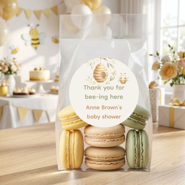 Er oder Sie Bee-t Hier Favor Baby Shower Runder Aufkleber (He or She? What Will Baby Bee? Thank You For Bee-ing Here Classic Round Label)