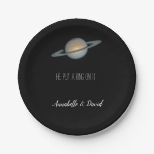 Er setzte einen Ring auf den Saturn im Space-Party Pappteller