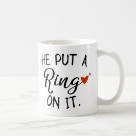 Er setzte einen Ring auf ihn Tasse
