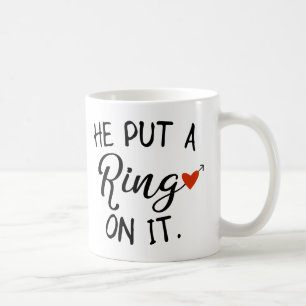 Er setzte einen Ring auf ihn Tasse