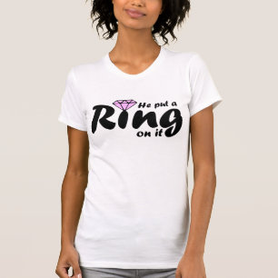 Er setzte einen Ring darauf - damit die Braut T-Shirt