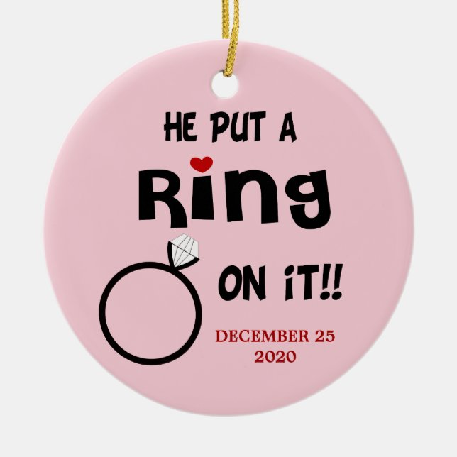 Er setzte einen Ring darauf, Datiertes Ornament (Vorne)