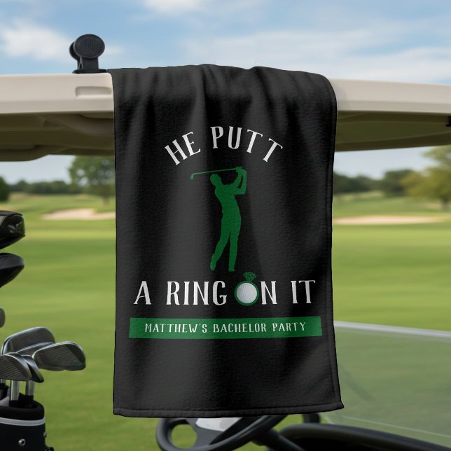 Er setzte einen Ring drauf Golf Junggesellenabschi Golfhandtuch (Von Creator hochgeladen)