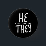 ER/SIE Pronouns Stolz handschriftlich Minimal Button<br><div class="desc">Dekorieren Sie Ihr Outfit mit diesem coolen Kunstknopf. Macht ein großartiges Geschenk! Sie können ihn anpassen und auch Text hinzufügen. Karo in meinem Shop für viel mehr Farben und Muster! Lass mir Bescheid,  wenn du auch etwas Gewohntes willst.</div>