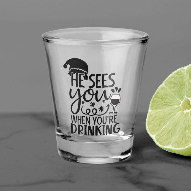 Er sieht dich, wenn du trinkst | Santa Spaß Schnapsglas (Von Creator hochgeladen)