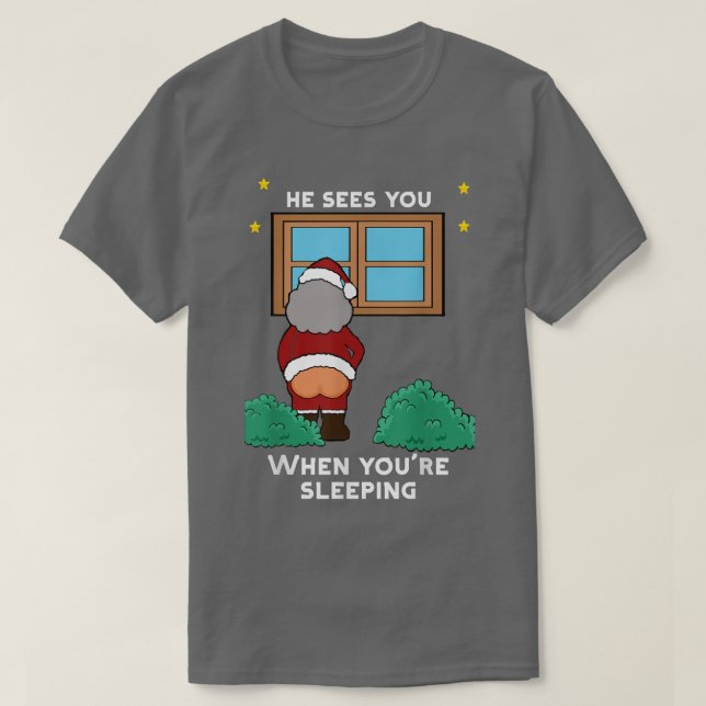 Er sieht dich, wenn du zu Weihnachten schläfst T-Shirt (Design vorne)