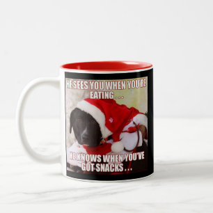 ER SIEHT SIE, WENN SIE ESSEN. ER WEISS WENN SIE ZWEIFARBIGE TASSE