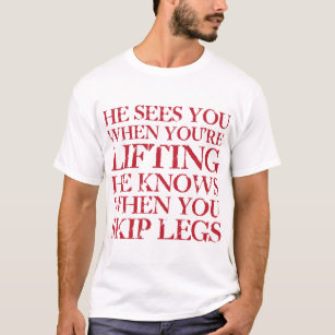 Er sieht Sie, wenn Sie T-Shirt anheben