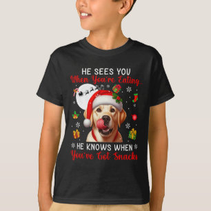 Er sieht, wenn Sie Snacks essen Xmas Labrador Re T-Shirt