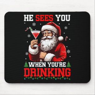 Er sieht, wenn Sie Weihnachtsgetränke trinken. Mousepad