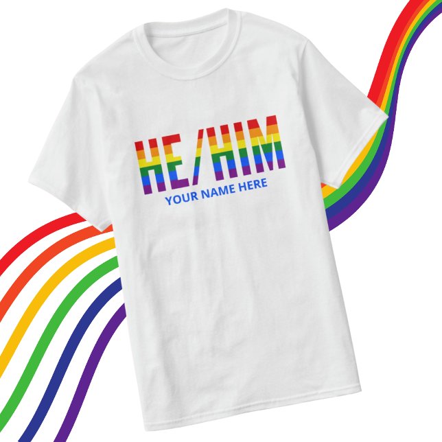 Er spielt Pronomen in LGBTQ Rainbow Pripes T-Shirt (Von Creator hochgeladen)