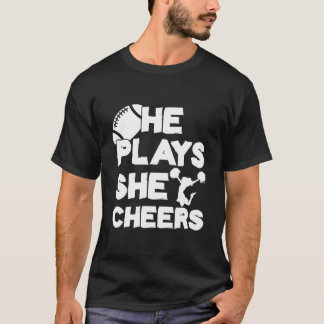 Er spielt, sie feuert Fußball an, Sohn Cheerleader T-Shirt