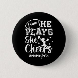Er spielt sie jubelt Mutter von Cheer und Football Button