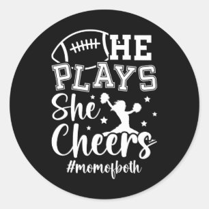 Er spielt, sie jubelt, Mutter von Cheerleadern und Runder Aufkleber