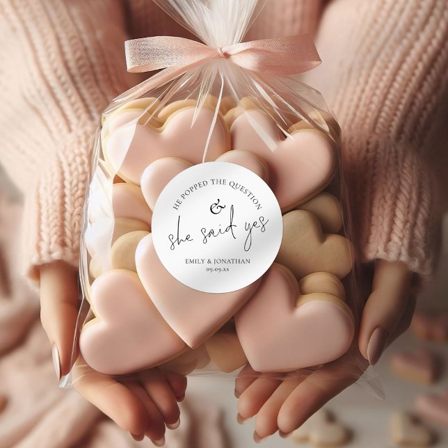 Er stellte die Frage, die sie ja sagte Runder Aufkleber (Von Creator hochgeladen)