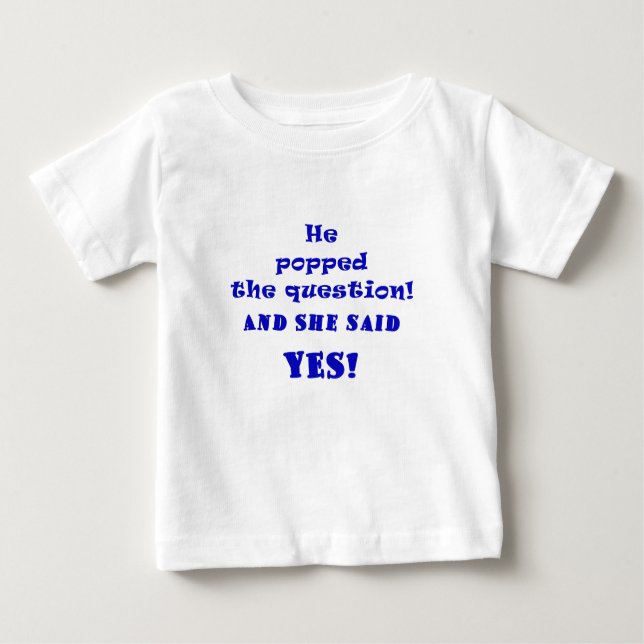 Er stellte die Frage, und sie sagte ja Baby T-shirt (Vorderseite)
