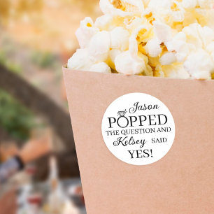 Er stellte die Frage Verlobung Popcorn Gefallen Runder Aufkleber
