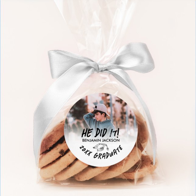 Er tat es Foto Abschluss Runder Aufkleber (Von Creator hochgeladen)