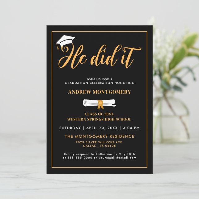 Er tat es Grand Cap Tassel Black Abschluss Foto Einladung (Stehend Vorderseite)