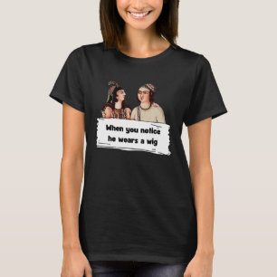 Er trägt eine Perücke T-Shirt