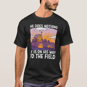 Er tut nichts, was er auf dem Weg zum Feld ist T-Shirt