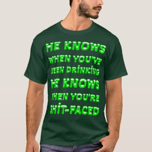 Er weiß, wann Sie Typografie getrunken haben 2 T-Shirt