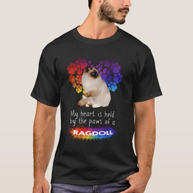 Er wird von den Paws einer Ragdoll Katze gehalten T-Shirt (Vorderseite)