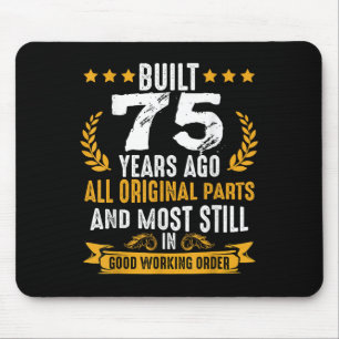 Erbaut vor 75 Jahren Humors 75. Geburtstagswände Q Mousepad