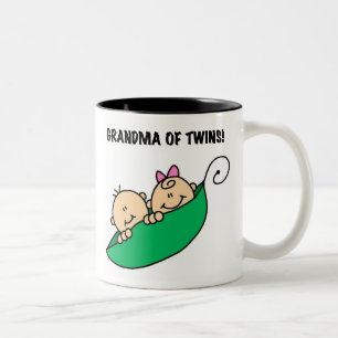 Erbsen in einer Hülsen-Großmutter der Zwillinge Zweifarbige Tasse