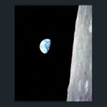 Erdbeben von Apollo 8 Poster<br><div class="desc">Diese Sicht der aufsteigenden Erde begrüßte die Apollo 8 Astronauten, als sie hinter dem Mond nach der vierten Umlaufbahn in der Nähe kamen. Das Foto wird hier in seiner ursprünglichen Ausrichtung angezeigt, auch wenn es eher mit der Mondfläche am unteren Ende des Fotos betrachtet wird. Die Erde ist etwa fünf...</div>