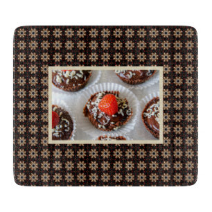 Erdbeere und dunkle Schokolade Mousse Dessert Schneidebrett