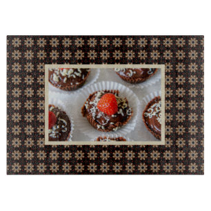 Erdbeere und dunkle Schokolade Mousse Dessert Schneidebrett