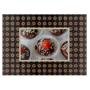 Erdbeere und dunkle Schokolade Mousse Dessert Schneidebrett