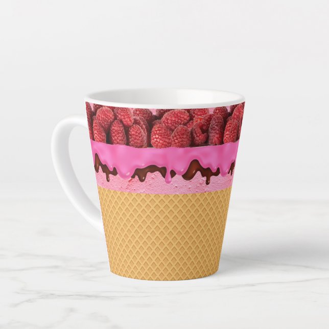 Erdbeereis mit Waffelhörnchen, Dessert Milchtasse (Linke Ecke)