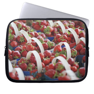 Erdbeeren am Marktstandort Laptopschutzhülle