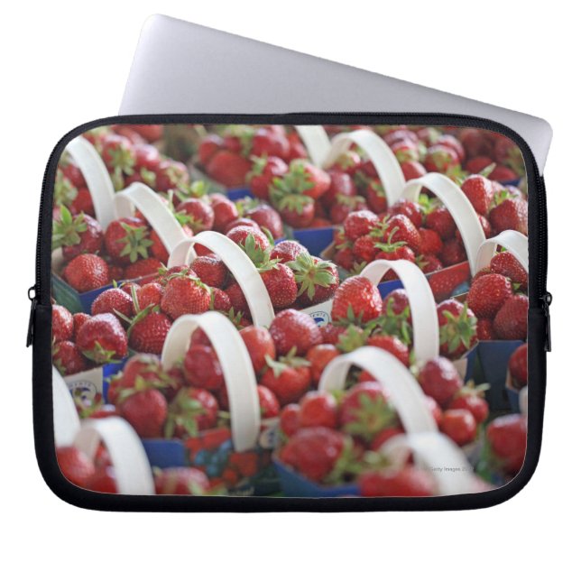 Erdbeeren am Marktstandort Laptopschutzhülle (Vorderseite)