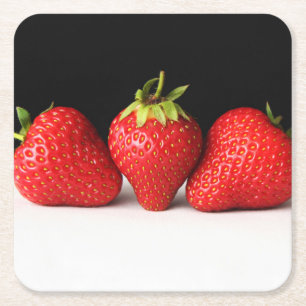 Erdbeeren an der schwarzen über weißen Küste Rechteckiger Pappuntersetzer