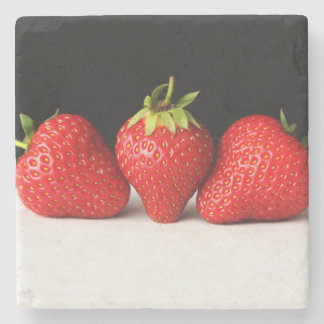 Erdbeeren an der schwarzen über weißen Küste Steinuntersetzer