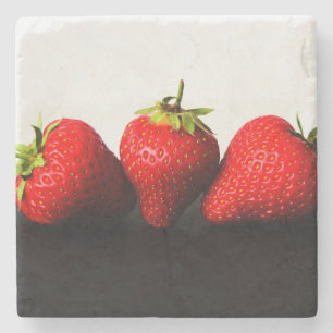 Erdbeeren an der weißen über der schwarzen Küst Steinuntersetzer