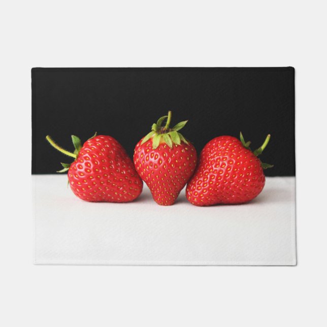 Erdbeeren auf schwarz über weiß dmm fußmatte (Vorderseite)