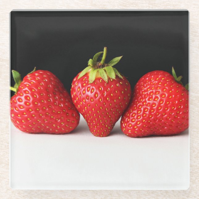 Erdbeeren auf Schwarz über Weiß Glasuntersetzer (Vorderseite)