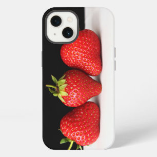 Erdbeeren auf Schwarz über Weiß iphcnm iPhone 13 Hülle