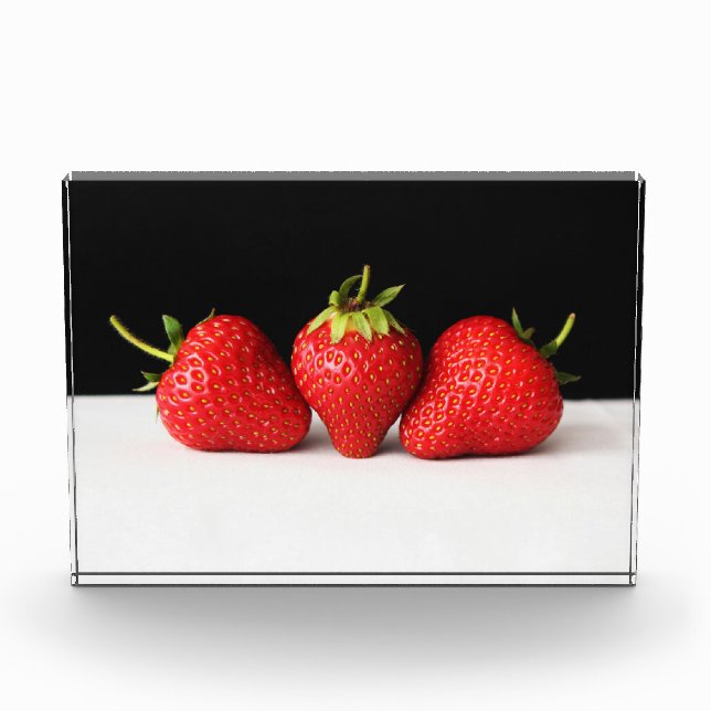 Erdbeeren auf schwarz über weiß pbcnm fotoblock (Vorderseite)